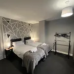 Purcell Guest House - Cosy Stay - Terrace - Entire 2 Story House - Contractors - Family - Sleeps 5 - 2 Kingsize Or 4 Single Beds - Sofa Bed -