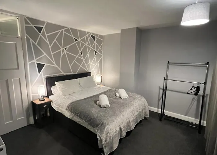 Purcell Guest House - Cosy Stay - Terrace - Entire 2 Story House - Contractors - Family - Sleeps 5 - 2 Kingsize Or 4 Single Beds - Sofa Bed -
