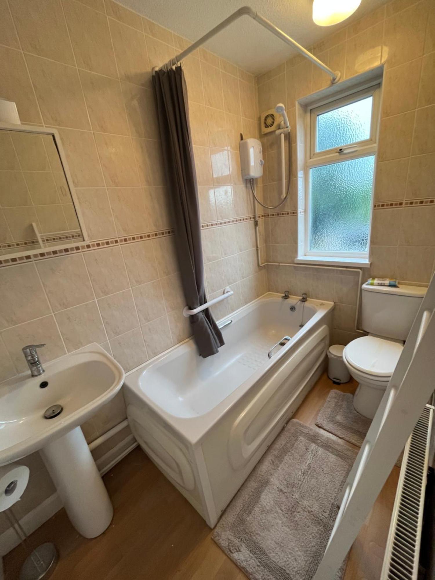 Purcell - Cosy - Terrace - Entire 2 Story House - Contractors - Family - Sleeps 5 - 2 Kingsize Or 4 Single Beds - Sofa Bed - Holiday home *
