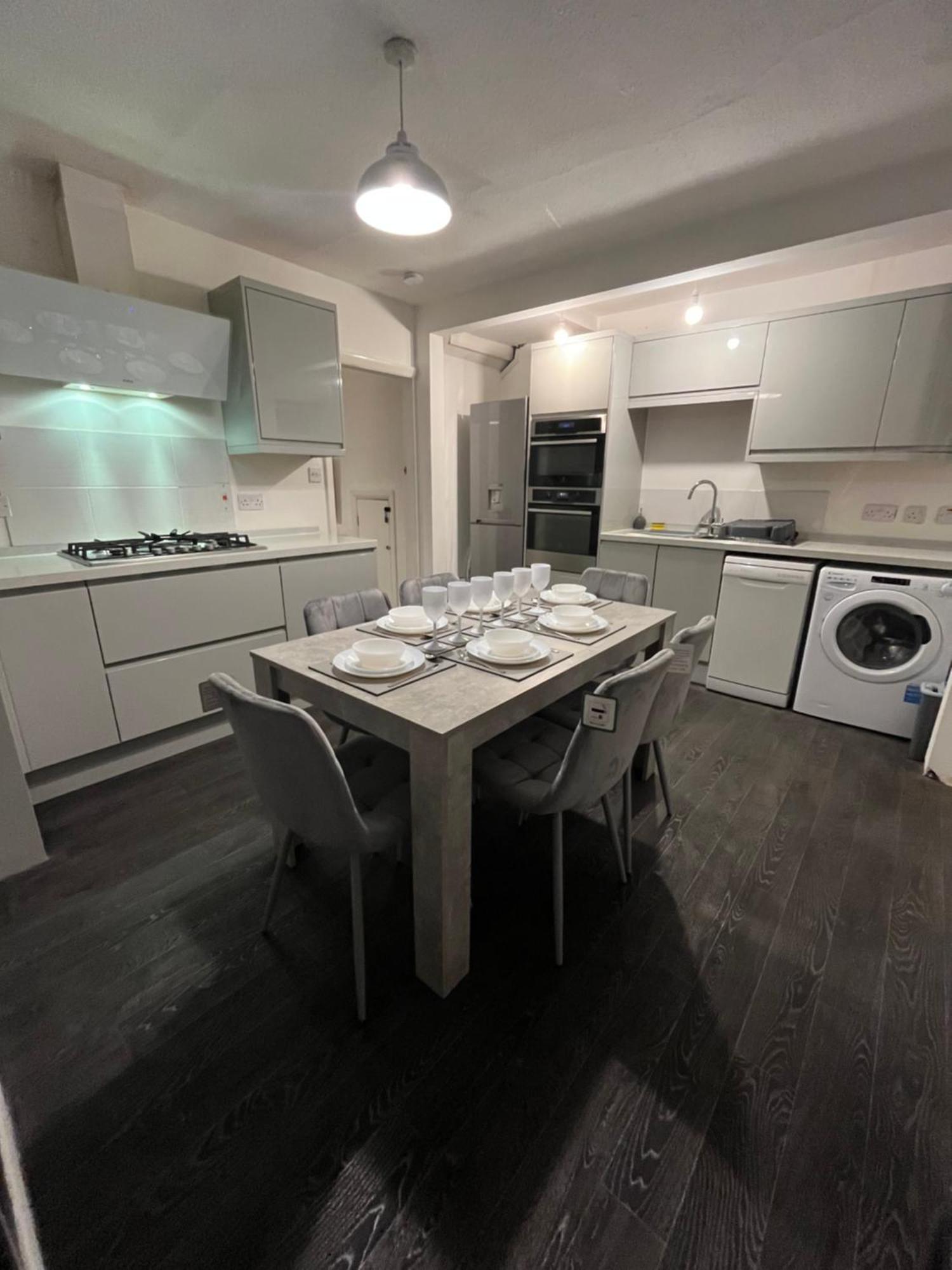 Purcell - Cosy - Terrace - Entire 2 Story House - Contractors - Family - Sleeps 5 - 2 Kingsize Or 4 Single Beds - Sofa Bed - *