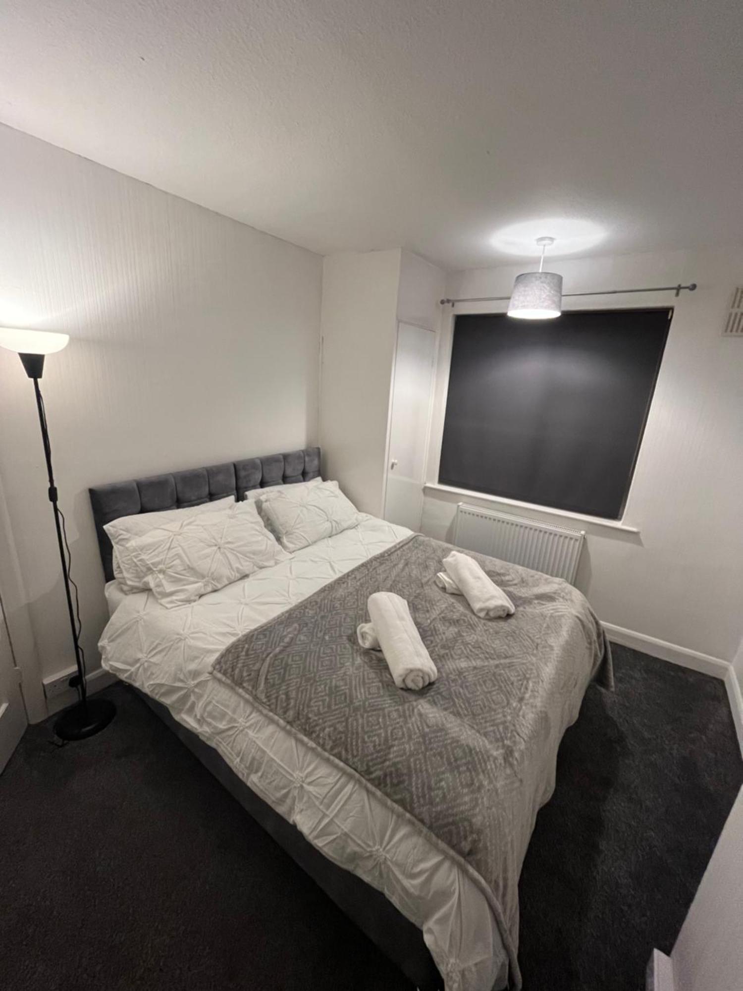 Purcell - Cosy - Terrace - Entire 2 Story House - Contractors - Family - Sleeps 5 - 2 Kingsize Or 4 Single Beds - Sofa Bed - Holiday home *