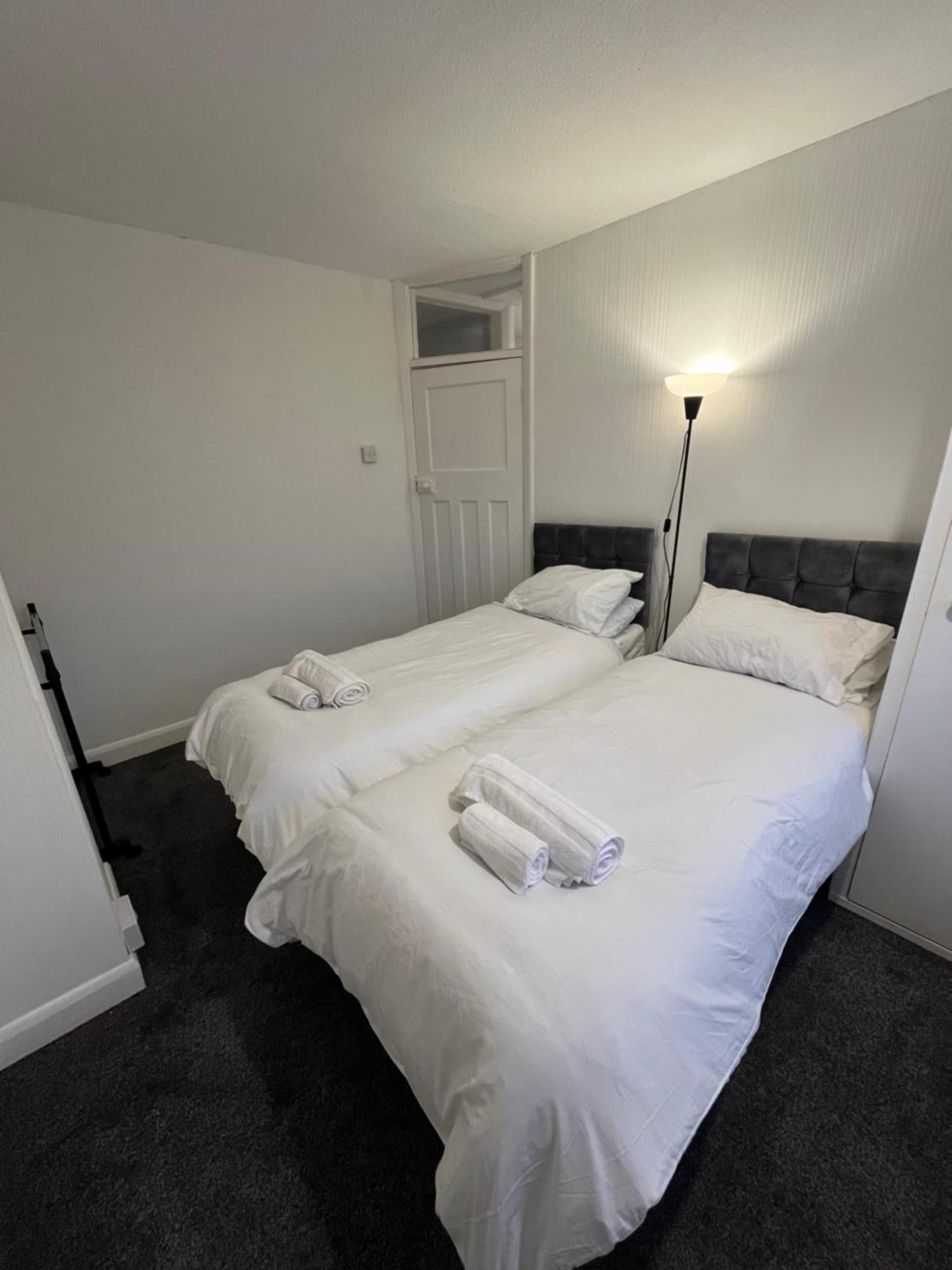 Purcell - Cosy - Terrace - Entire 2 Story House - Contractors - Family - Sleeps 5 - 2 Kingsize Or 4 Single Beds - Sofa Bed -